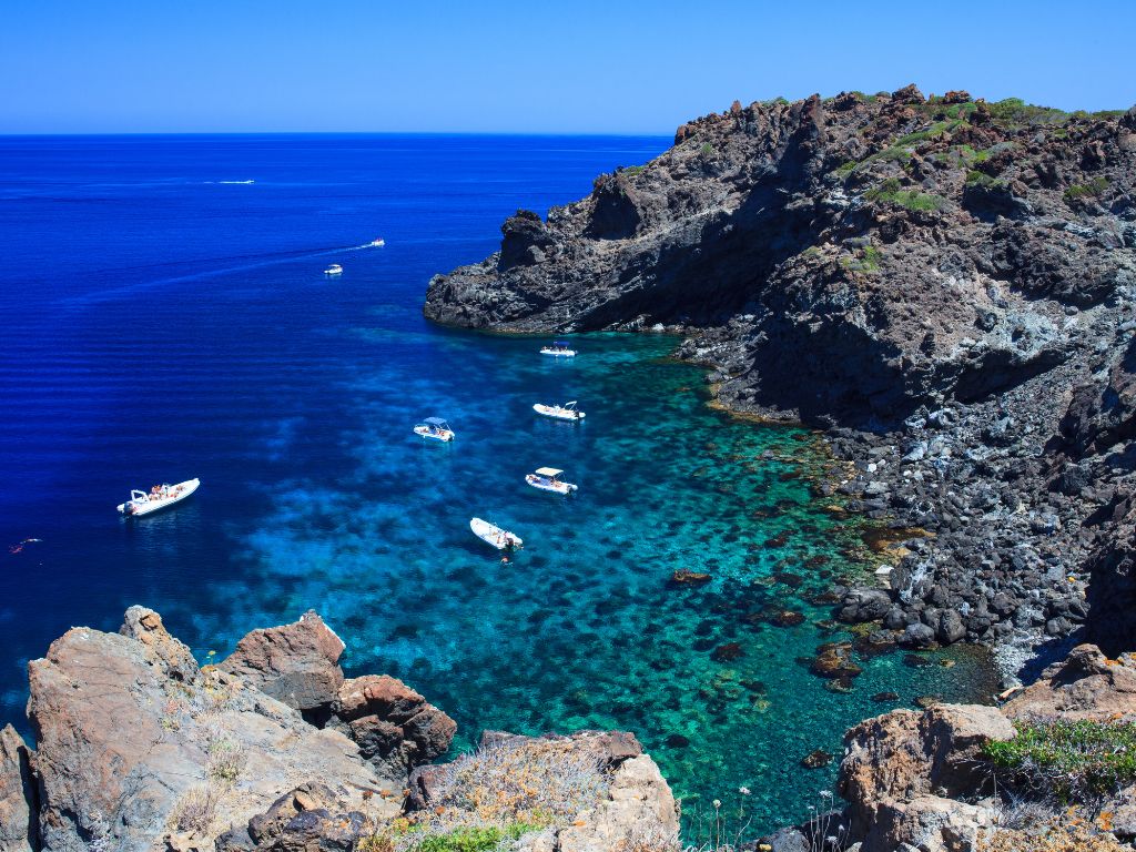 Pantelleria: il lato più autentico tra dammusi e terra